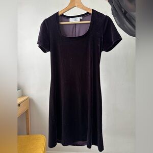90’s vintage dark purple velvet short sleeve dress
Size M